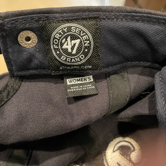 Women’s dark blue Milwaukee Brewers hat with gold sequin logo. - Picture 4 of 4